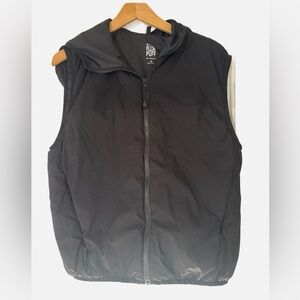 ARITZIA TnAction The Pillow Puff Vest Hooded Black Lightweight Size Medium